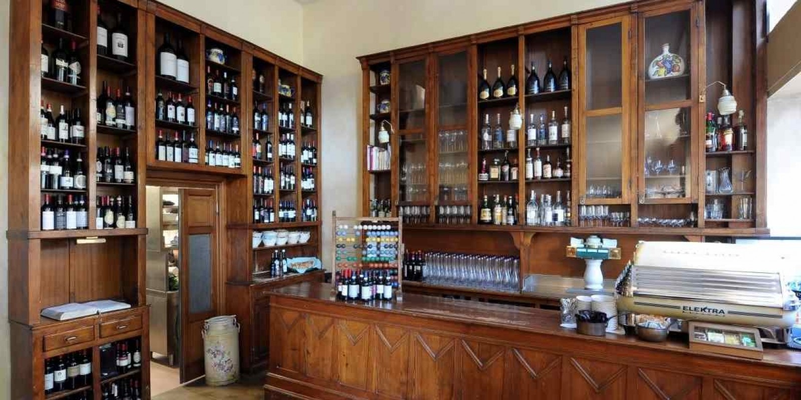 Le enoteche con cucina di Milano, dove mangiare bene e bere ancora meglio!