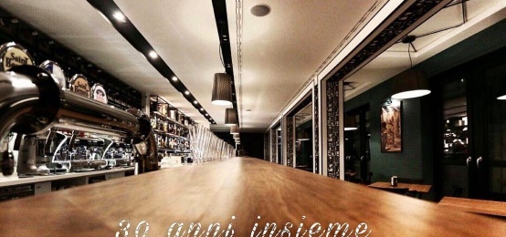Festeggia con lo staff di Bistrot Bar i suoi 30 anni di attività Festeggia con lo staff di Bistrot Bar i suoi 30 anni di attività