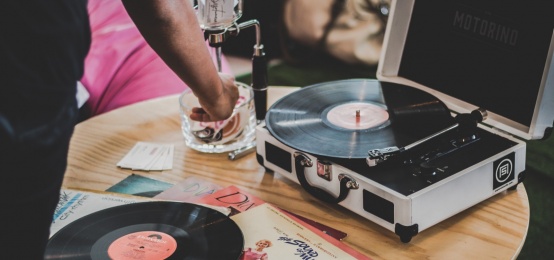 L'Aperitivo con Vinile del Katiuscia People & Drinks L'Aperitivo con Vinile del Katiuscia People & Drinks