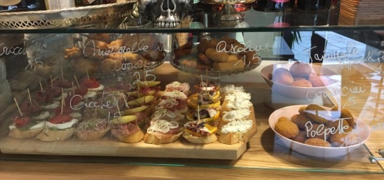 Aperitivo con buffet al Bacaro Dai Morosi Aperitivo con buffet al Bacaro Dai Morosi