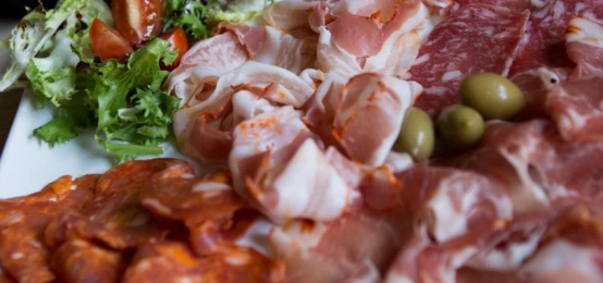 I taglieri di Piccolo Fiamma con Prodotti Freschi e di Prima Qualità I taglieri di Piccolo Fiamma con Prodotti Freschi e di Prima Qualità