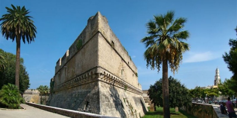 castello svevo bari https://it.wikipedia.org/wiki/file:puglia_bari2_tango7174.jpg