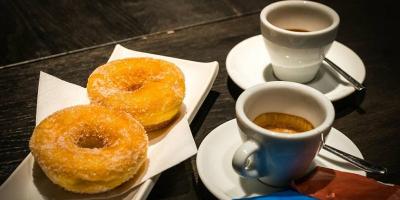 colazione a roma migliori colazioni cornetto cappuccino caffè dolci lieviti torte bar pasticceria forno pizza salato american breakfast english bacon uova muffin pancakes ristoranti rosso eat drink stay aventino briò bistrot flaminio mamà ristobistrot prati necci regoli tornatora cristalli di zucchero monteverde panella l'arte del pane roscioli caffè bakery house la portineria foto di copertina tratta da pagina facebook di roscioli caffè https://www.facebook.com/rosciolicaffe/?ref=br_rs