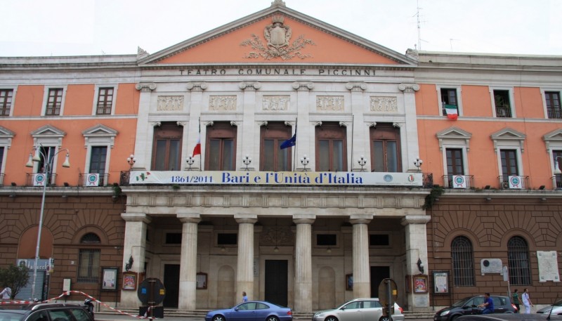 teatro piccinni bari foto di https://commons.wikimedia.org/wiki/file:th%c3%a9%c3%a2tre_communal_niccol%c3%b2_piccinni_%c3%a0_bari.jpg