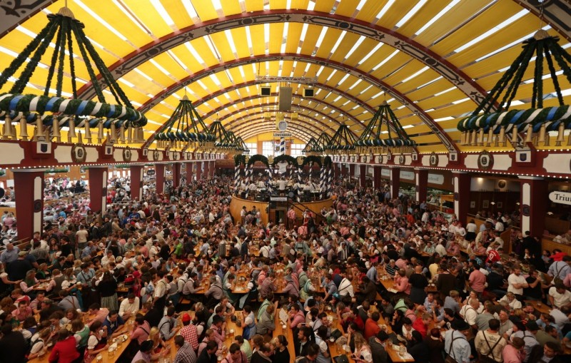 redattori licheri folla oktoberfest