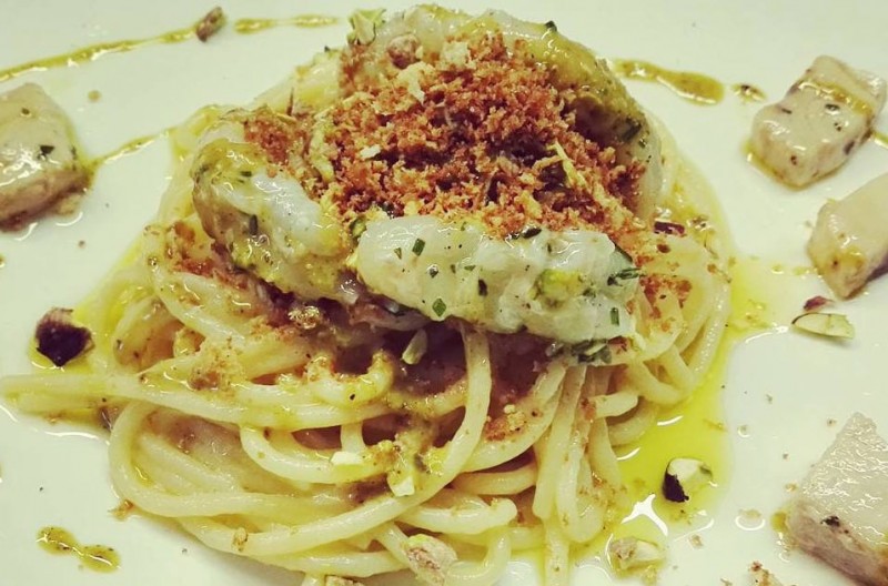 redattori licheri spaghetti con scampi contenitore