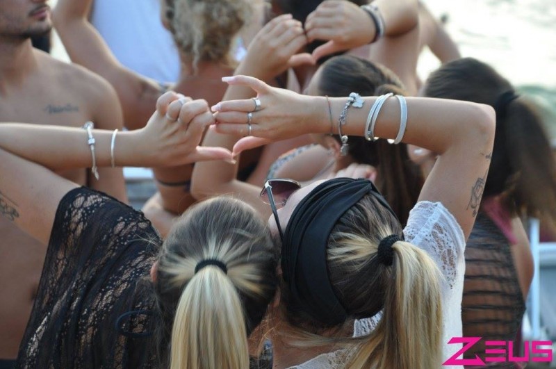 redattori licheri zeus beach ragazze cuore spiaggia gallipoli