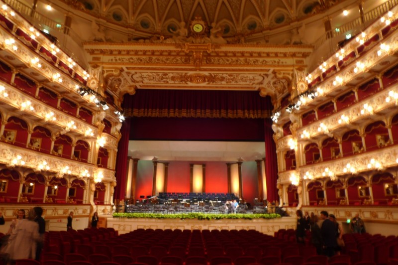 teatro petruzzelli bari https://upload.wikimedia.org/wikipedia/commons/b/bb/bari_teatro_petruzzelli_2008_interno.jpg