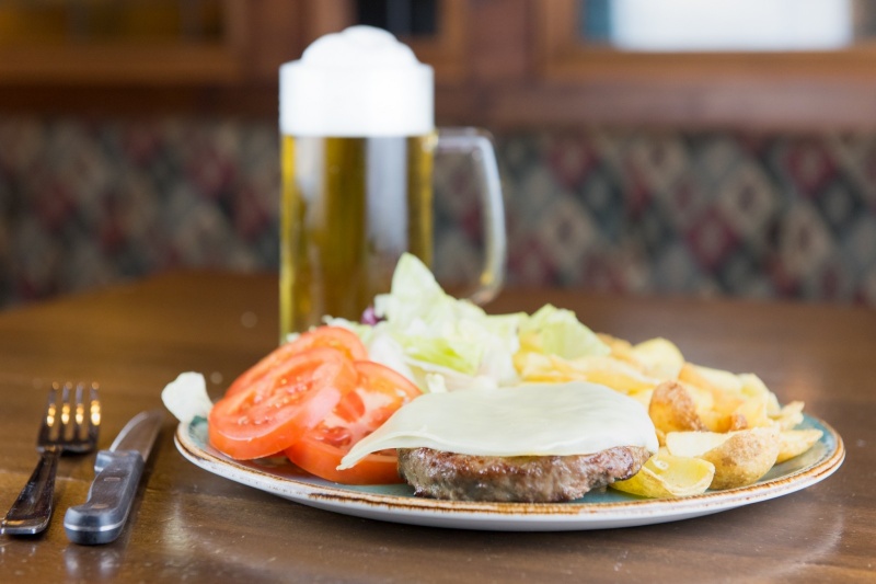 redattori licheri tennent's hamburger e birra