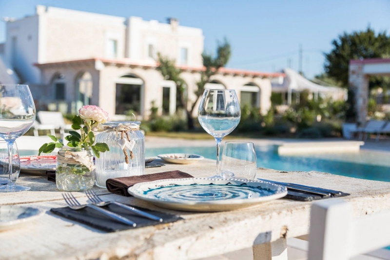 leonardo trulli resort esterno aperitivo