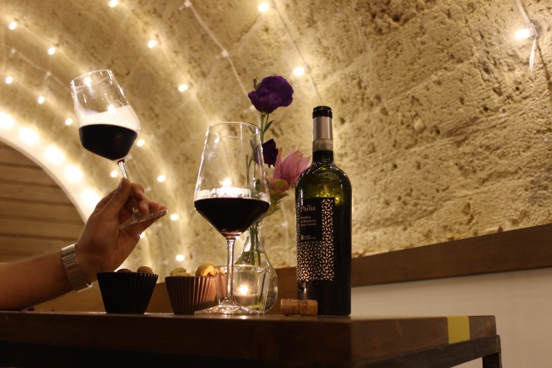 inalto vineria calice vino taralli