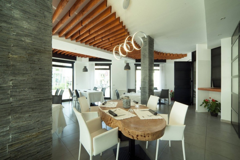 host restaurant roma