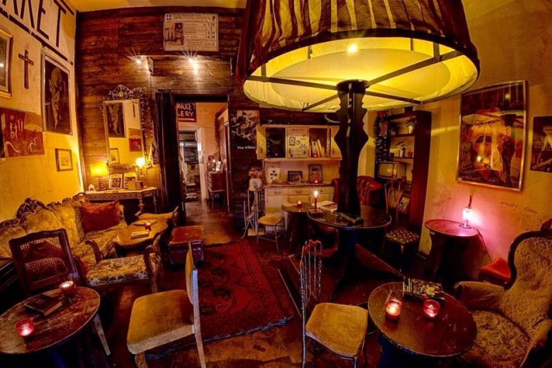 blackmarket monti roma rione wine bar anni 50 beat generation hipster aperitivo buffet vino birra giovani mini guida ai migliori aperitivi di roma quartiere per quartiere