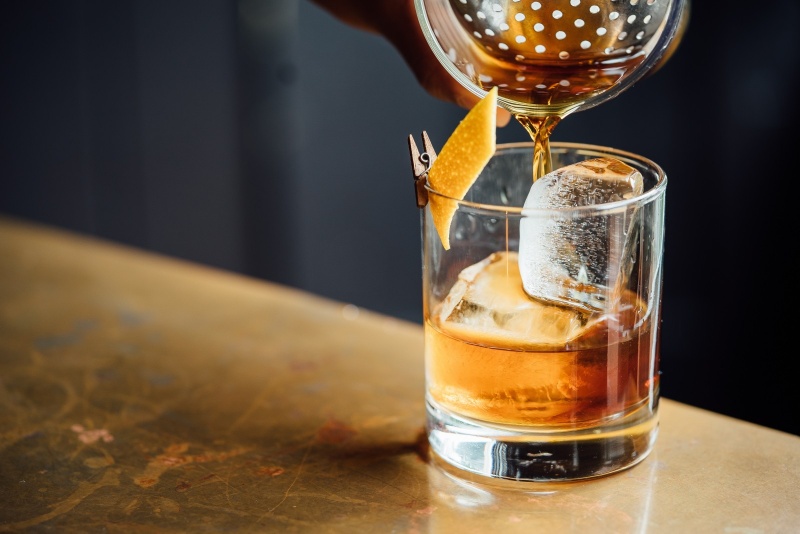 redattori licheri salento versare l'amaro photo by adam jaime on unsplash