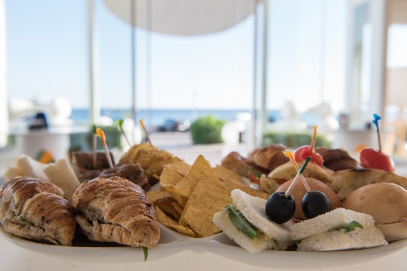 redattori licheri blu cafè aperitivo mare