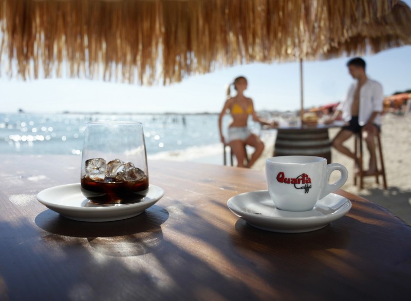 redattori licheri caffè in ghiaccio