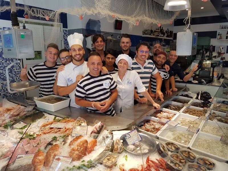 la pesciera bari staff https://www.facebook.com/lapesciera.it/photos/a.667912333265384.1073741829.653808174675800/1162594650463814/?type=3&theater