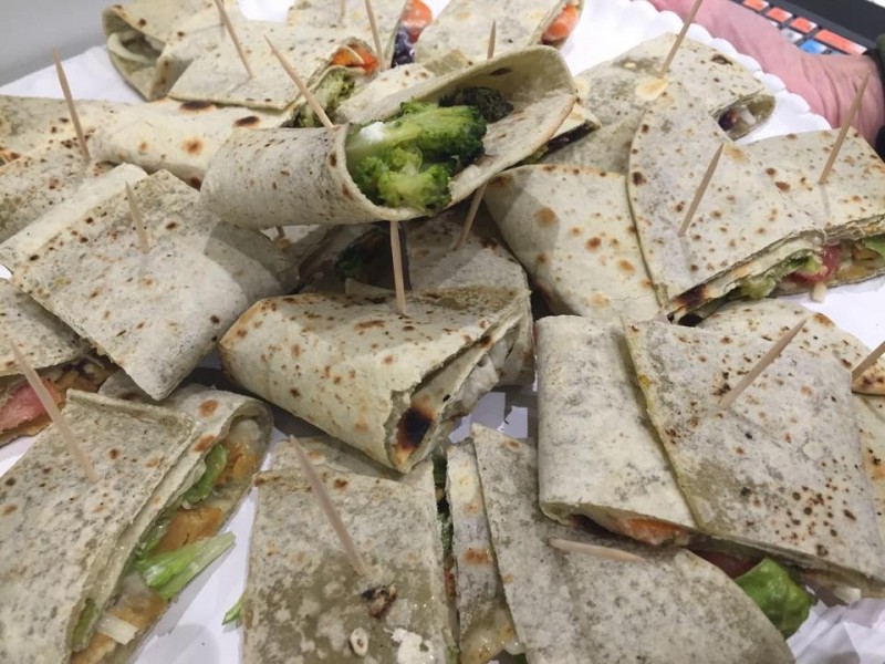 mondo vegano fast food vegano street food panini burgers seitan roma campo dei fiori trastevere piadine insalatone dove mangiare vegano a roma