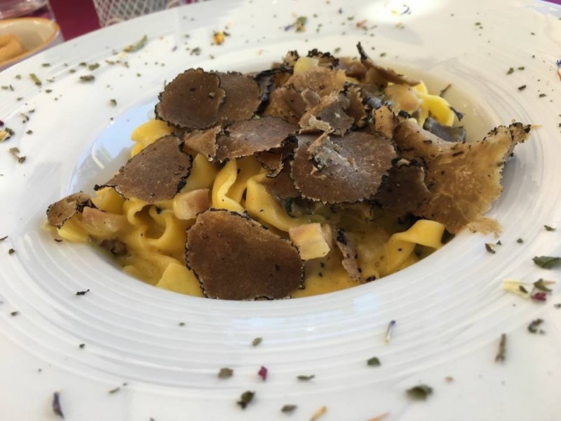 redattori licheri tartufi e funghi pasta alla carbonara