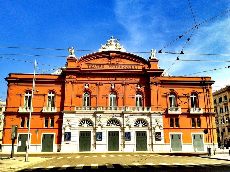 teatro petruzzelli bari https://commons.wikimedia.org/wiki/file:petruzzellibarioggi.jpg
