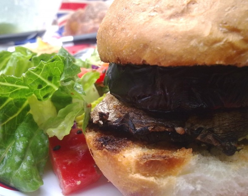hamburger vegetariano https://www.flickr.com/photos/lablasco/8108323636/in/photolist-dmvh8o-9o1zlv-nqxphy-bkdywx-bkdybz-bkdyje