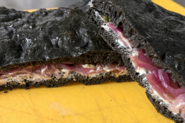 arriva il cibo nero, dove trovarlo a napoli