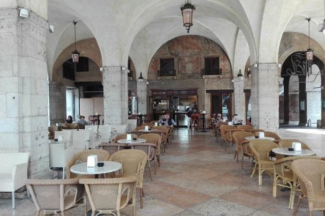 aperitivo in piazza in veneto