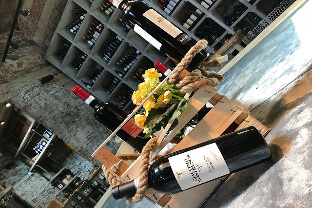 piazza del vino https://www.facebook.com/photo.php?fbid=1416120348431512&set=pb.100001006828047.-2207520000.1513091241.&type=3&size=2048%2c1536