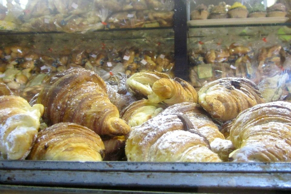 dolce maniera cornetteria prati roma via ottaviano roma nord ciambelle bombe cornetti pizzette crocchette sfizi dolci e salati migliori cornetterie notturne di roma