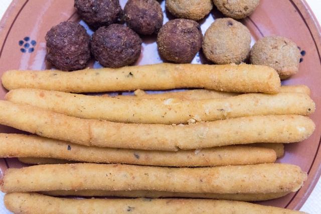 crocchette di patate con formaggio e menta e polpette di carne e di melanzane