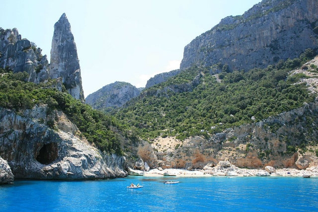 cala goloritzé baunei sardegna foto di carlo pelagalli. (cc by-sa 3.0) https://commons.wikimedia.org/wiki/file:cala_goloritz%c3%a8_-_panoramio.jpg