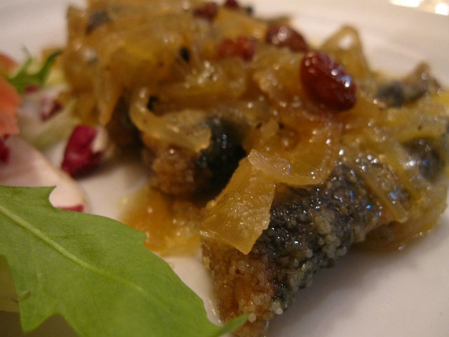 sarde in saor foto di kate hopkins https://www.flickr.com/photos/accidentalhedonist/5218360457