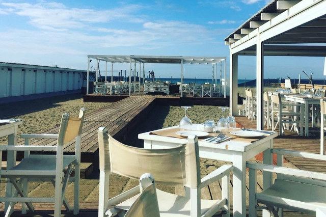 blu fregene stabilimento balneare ristorante romantico spiaggia sera candele migliori ristoranti del mare di roma pesce fresco