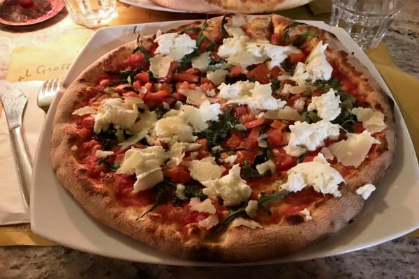 pizza al grottino pizzeria piazza san giovanni roma quartiere cena pizza bufala cenare a san giovanni