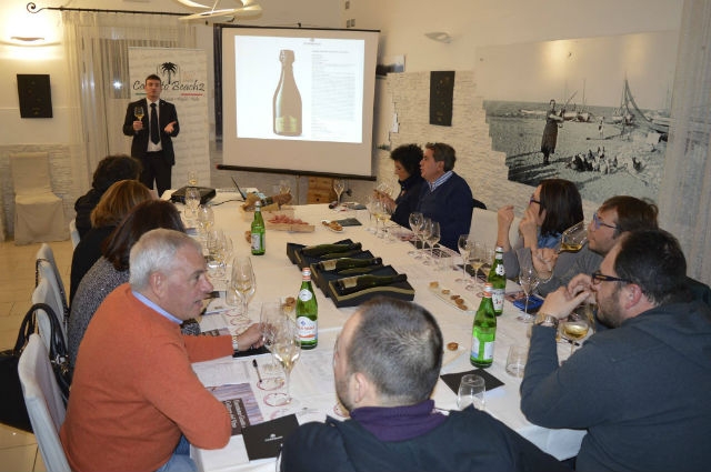 ristorante margherita di savoia canneto beach foto da facebook https://www.facebook.com/150813608291246/photos/pb.150813608291246.-2207520000.1462893641./989186184453980/?type=3&theater