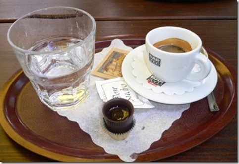 caffè e acqua