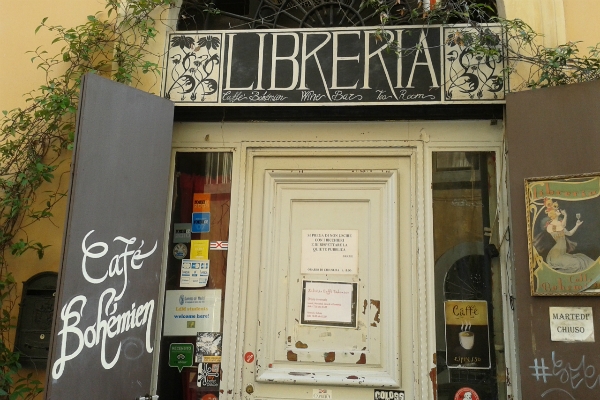 caffè bohemien roma monti libreria caffè letterario aperitivi degustazioni arte letteratura formaggi vini radical chic mini guida ai migliori aperitivi di roma quartiere per quartiere