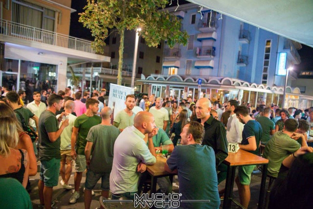 aperitivo in piazza in veneto