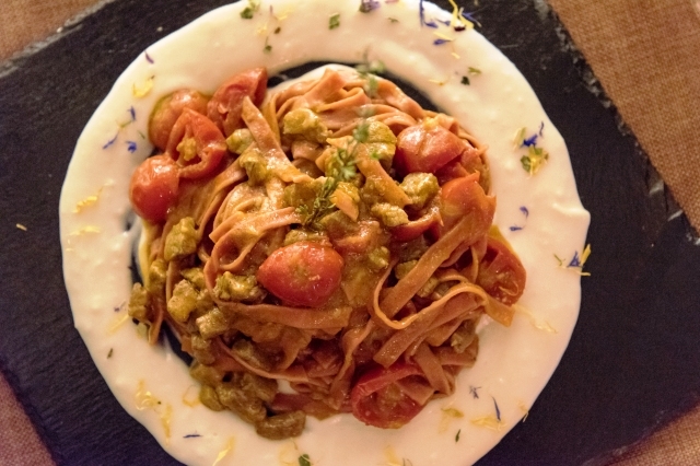 tagliolini al primitivo su vellutata di pecorino e straccetti di angus joey bistrot cafè