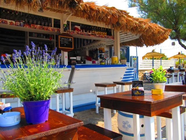 beach bar bisceglie cocktail tirar fino all'alba happy hour dj set a barraca