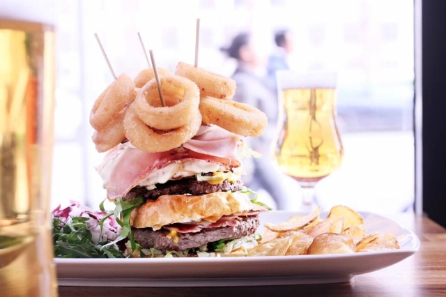 rosso eat drink stay aventino empire state burger migliori hamburger giganti di roma