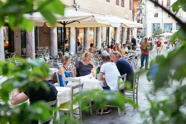 pausa pranzo in piazzetta in veneto