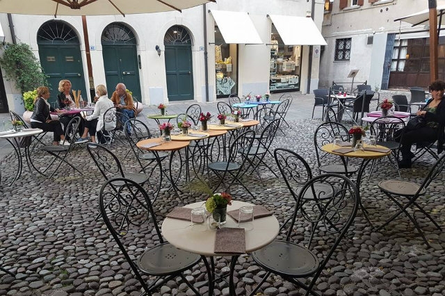 pausa pranzo in piazzetta in veneto