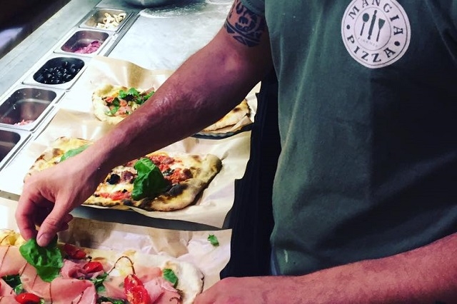 mangiapizza https://www.facebook.com/mangiapizzafirenze/photos/a.304074606434571.1073741829.301480916693940/874349352740424/?type=3&theater