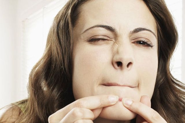 cosa fanno le ragazze davanti allo specchio spremere brufoli