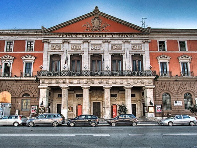 teatro piccinni bari https://www.flickr.com/photos/paolomargari/3026523557/