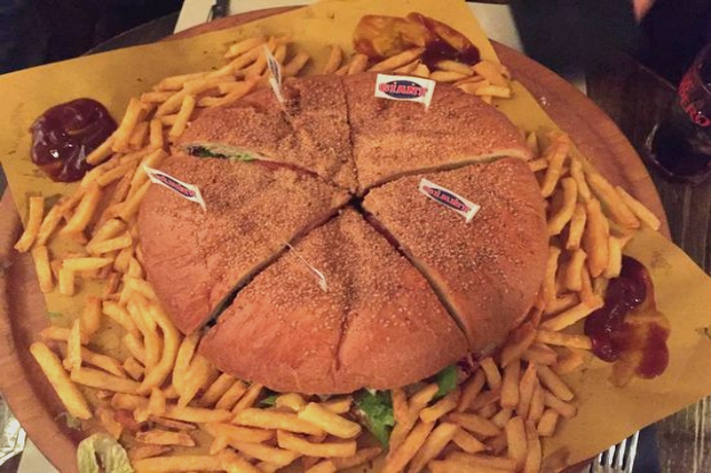 funny burger mega funny burger 2 kg migliori hamburger giganti di roma panini salario