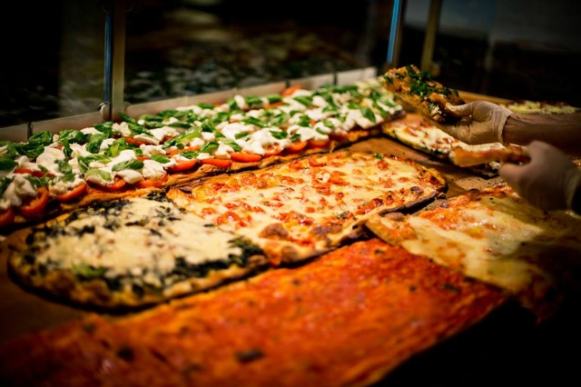 pizza a taglio roma street food cibo da strada roscioli centro storico margherita pranzo spuntino merenda