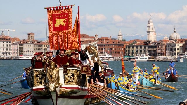 A Venezia Con Un Piccione In Testa