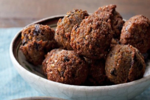 mezè bistrot aperitivo mediorientale falafel turco olive salse yogurt monteverde guida ai migliori aperitivi di roma quartiere per quartiere